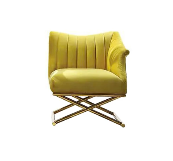 Silla decorativa tapizada en terciopelo amarillo glamuroso con patas doradas en una silla del lado derecho