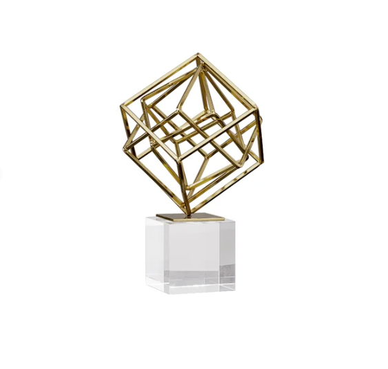 Figura decorativa moderna de metal dorado con geometría 3D y soporte de cristal